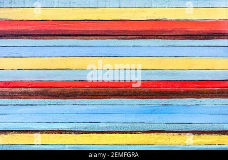 Mehrfarbiger Holzhintergrund als alternatives Baumaterial - Textur auf Holztisch im modern eingerichteten Restaurant Stockfoto