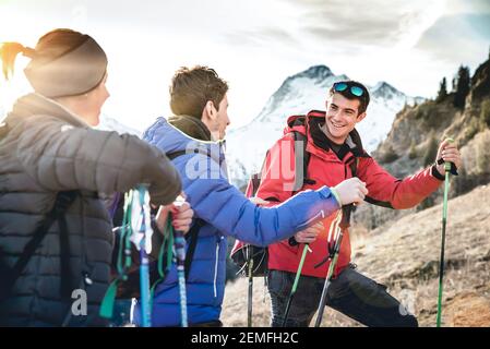 Freunde Gruppe Trekking auf französisch alpen bei Sonnenuntergang - Wanderer Mit Rucksäcken und Stöcken wandern am Berg - Wanderlust travel Konzept Stockfoto