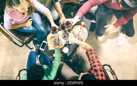 Blick von oben auf Millennial Freunde Verkostung Rotwein und mit Spaß bei Mode Weingut - multirassische Freundschaft Konzept mit Menschen Genießen Sie eine Auszeit Stockfoto