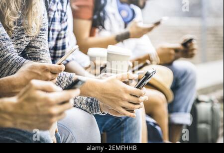 Multikulturelle Freunde Gruppe mit Smartphone mit Kaffee an der Uni Break - Menschen Hände süchtig nach Handy Stockfoto