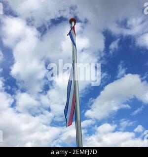 Eine Fahne der Holländer auf einem Fahnenmast. Stockfoto