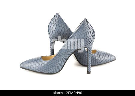 Das Paar stilvolle High Heels Python Leder Schuhe isoliert auf weißem Hintergrund. Stockfoto