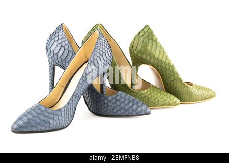 Zwei Paar stylische Schuhe aus Python-Leder mit hohen Absätzen auf weißem Hintergrund. Stockfoto