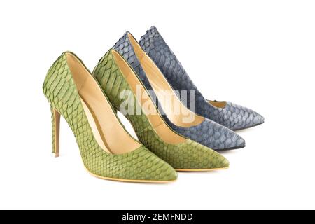 Zwei Paar stylische Schuhe aus Python-Leder mit hohen Absätzen auf weißem Hintergrund. Stockfoto