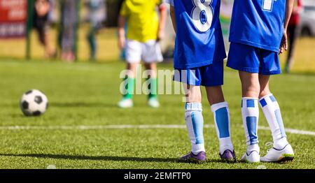 Kinder Fußballspieler stehen in einer Wand während Freistoß. Fußballligaspiel der Jugendmannschaften Stockfoto