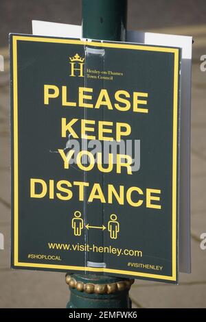 Warnschild, um Abstand zu halten inmitten der Corona-Virus-Pandemie in Henley-on-Thames, Oxfordshire, Großbritannien Stockfoto