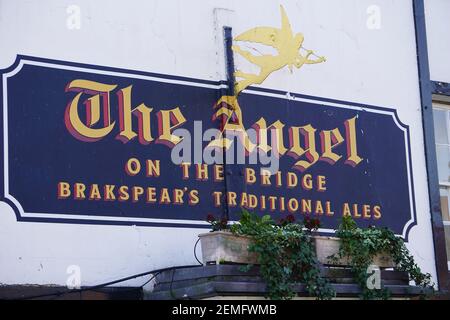 Schild über dem Eingang zum Pub „The Angel on the Bridge“ in Henley-on-Thames, Oxfordshire, Großbritannien Stockfoto