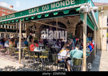 Überfülltes Cafe du Monde, wo sie ihre berühmten Beignets im French Quarter von New Orleans, Louisiana, USA, verkaufen, Stockfoto