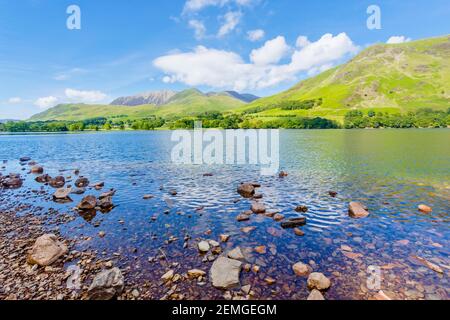 Blick über Buttermere See in Richtung Buttermere fiel auf einem sonnigen Sommertag Stockfoto