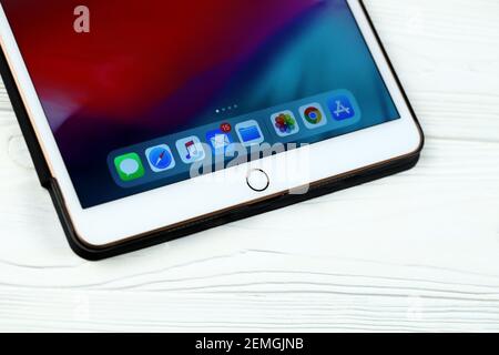 CHARKOW, UKRAINE - 14. FEBRUAR 2021: IPad Air 2 mit IOS-Icons auf dem Display liegt auf weißem Holztisch Stockfoto