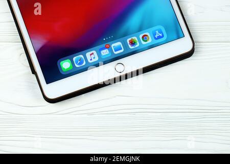 CHARKOW, UKRAINE - 14. FEBRUAR 2021: IPad Air 2 mit IOS-Icons auf dem Display liegt auf weißem Holztisch Stockfoto