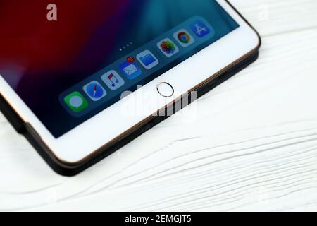 CHARKOW, UKRAINE - 14. FEBRUAR 2021: IPad Air 2 mit IOS-Icons auf dem Display liegt auf weißem Holztisch Stockfoto