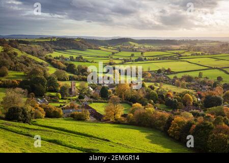 Blick im Herbst über das Dorf Corton Denham und die Landschaft bei Sonnenuntergang, Corton Denham, Somerset, England, Großbritannien, Europa Stockfoto