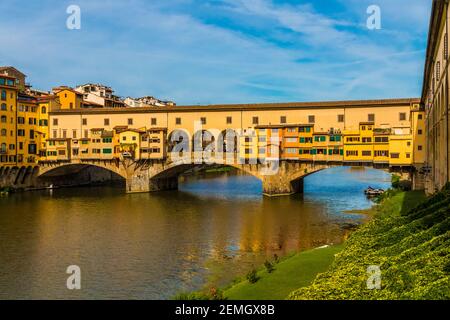 Schöner Panoramablick auf die Brücke Ponte Vecchio, berühmt für die Geschäfte entlang der Brücke über den Arno in Florenz, Italien. Die Brücke ist eine... Stockfoto