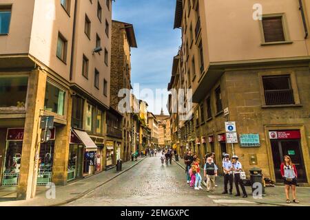 Schöne Straßenansicht der Via Por Santa Maria in der Nähe der Brücke Ponte Vecchio des historischen Stadtzentrums von Florenz, Italien. Die Leute gehen auf dem... Stockfoto