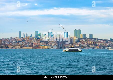 Fähre und Stadtbild von Istanbul. Besiktas und Levent Bezirke im Hintergrund. Finanzviertel von Istanbul. Innenstadt von Istanbul. Stockfoto