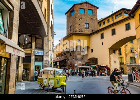 Schöne Aussicht auf die Kreuzung von Via de' Bardi, Via de' Barbadori und Via de' Guicciardini vor der Brücke Ponte Vecchio mit dem Vasari... Stockfoto