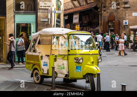 Nahaufnahme eines grünen Piaggio Ape, ein dreirädriges Fahrzeug, Parkplatz an der Kreuzung von Via de' Bardi, Via de' Barbadori und Via de'... Stockfoto