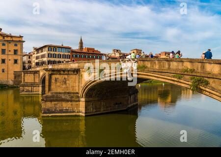 Wunderschöne Nahaufnahme der Renaissance-Brücke Ponte Santa Trìnita in Florenz, die den Arno überspannt. Es ist die älteste elliptische Bogenbrücke im... Stockfoto