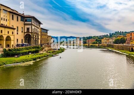 Schöner Panoramablick auf den Arno mit der berühmten Brücke Ponte alle Grazie an einem sonnigen Tag mit blauem Himmel in Florenz, Italien. A... Stockfoto