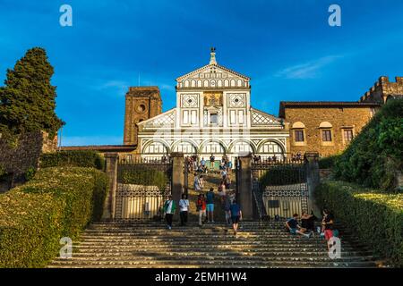 Schöner Blick auf die Basilika San Miniato al Monte, die auf einem der höchsten Punkte in Florenz steht. Auf der rechten Seite der Marmor façade, wenn... Stockfoto