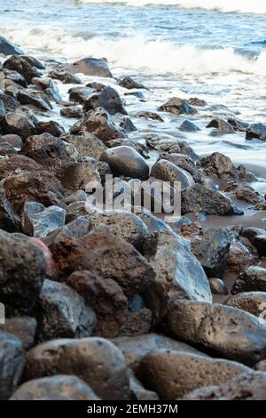 Felsbrocken, Steine und verschiedene Felsen von Wasser getragen, vulkanischen Ursprungs, am Strand von Nogales, im Nordosten der Insel La Palma, Kanarische Isla Stockfoto