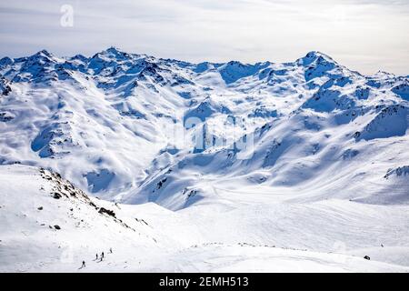 Val Thorens, Frankreich - 21. Februar 2020: Winteralpenlandschaft vom Skigebiet Val Thorens Stockfoto