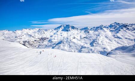 Val Thorens, Frankreich - 21. Februar 2020: Winteralpenlandschaft vom Skigebiet Val Thorens Stockfoto