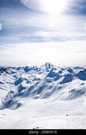 Val Thorens, Frankreich - 21. Februar 2020: Winteralpenlandschaft vom Skigebiet Val Thorens Stockfoto