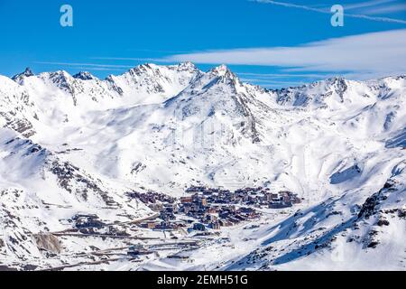 Val Thorens, Frankreich - 21. Februar 2020: Winteralpenlandschaft vom Skigebiet Val Thorens Stockfoto