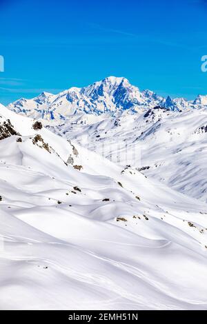 Val Thorens, Frankreich - 21. Februar 2020: Winteralpenlandschaft vom Skigebiet Val Thorens. Der Mont Blanc ist der höchste Berg der Alpen und der Hig Stockfoto