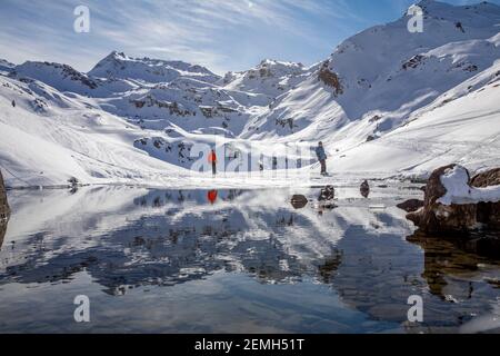 Saint-Martin-de-Belleville, Frankreich - 21. Februar 2020: Der schneebedeckte Berg und seine Reflexion in Lac du Lou in der Nähe von Val Thorens Resort Stockfoto