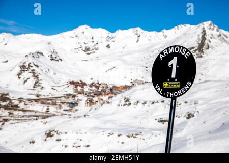 Val Thorens, Frankreich - 21. Februar 2020: Winteralpenlandschaft vom Skigebiet Val Thorens Stockfoto