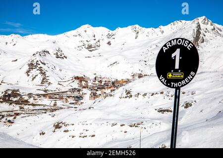 Val Thorens, Frankreich - 21. Februar 2020: Winteralpenlandschaft vom Skigebiet Val Thorens Stockfoto