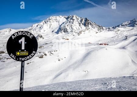 Val Thorens, Frankreich - 21. Februar 2020: Winteralpenlandschaft vom Skigebiet Val Thorens Stockfoto