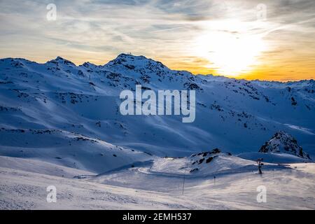 Val Thorens - 21. Februar 2020: Ende eines Tages im Skigebiet Val Thorens mit schönem Sonnenuntergang Stockfoto