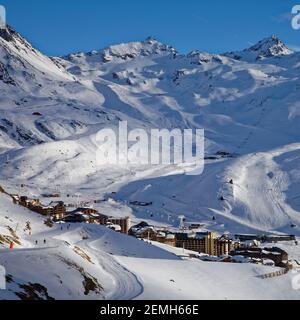 Val Thorens, Frankreich - 7. März 2019: Val Thorens ist das höchste Skigebiet Europas auf einer Höhe von 2300 m. Das Resort ist Teil der 3 vallées Stockfoto