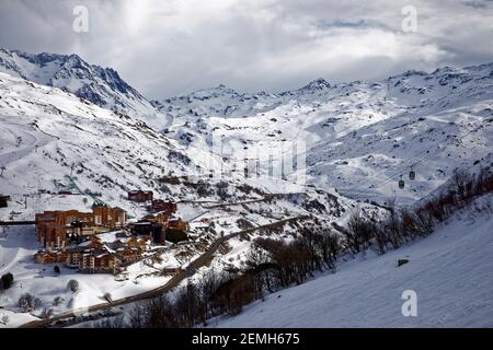 Les Ménuires, Frankreich - 16. Februar 2020: Panoramablick auf das Skigebiet Les Menuires in den französischen alpen im Winter Stockfoto