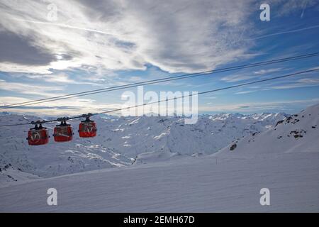 Val Thorens, Frankreich - 16. Februar 2020: Winteralpenlandschaft vom Skigebiet Val Thorens. 3 Täler Stockfoto