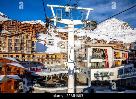 Val Thorens, Frankreich - 16. Februar 2020: Skipiste und Sessellift in der Mitte des Dorfes, in Val Thorens Stockfoto