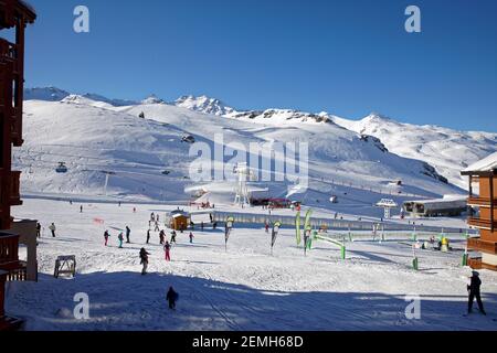 Val Thorens, Frankreich - 18. Februar 2020: Blick auf das Skigebiet Val Thorens von drei Tälern, Frankreich. Berge mit Schnee bedeckt Stockfoto