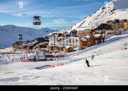 Val Thorens, Frankreich - 16. Februar 2020: Seilbahnen hängen an den Kabeln über den Bergen und dem Dorf Val Thorens Stockfoto