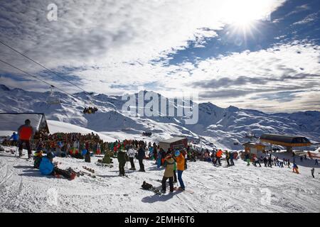 Val Thorens, Frankreich - 3. März 2019: La Folie Douce liegt auf einem Hang in Val Thorens und wollte seine beiden Spezialitäten kombinieren: Gastronomie und Musik. Stockfoto