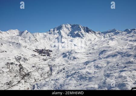 Val Thorens, Frankreich - 5. März 2019: Val Thorens, gelegen im Tarentaise-Tal, Savoie, Französische Alpen, ist das höchste Skigebiet in Europa Stockfoto