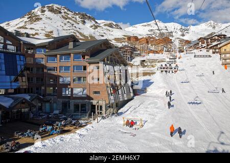 Val Thorens, Frankreich - 7. März 2019: Val Thorens ist das höchste Skigebiet Europas auf einer Höhe von 2300 m. Das Resort ist Teil der 3 vallées Stockfoto