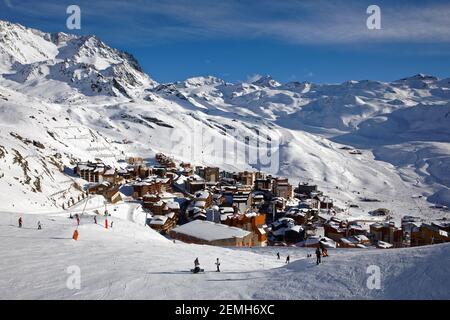 Val Thorens, Frankreich - 7. März 2019: Val Thorens ist das höchste Skigebiet Europas auf einer Höhe von 2300 m. Das Resort ist Teil der 3 vallées Stockfoto