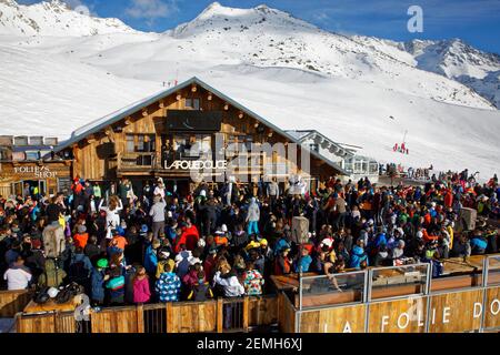 Val Thorens, Frankreich - 7. März 2019: La Folie Douce ist ein typisches und festliches Chalet inmitten der Pisten, in denen kulinarische und musikalische Kunst coe Stockfoto