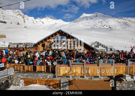 Val Thorens, Frankreich - 7. März 2019: La Folie Douce ist ein typisches und festliches Chalet inmitten der Pisten, in denen kulinarische und musikalische Kunst coe Stockfoto