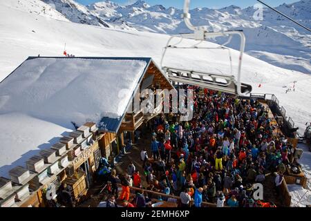 Val Thorens, Frankreich - 7. März 2019: La Folie Douce ist ein typisches und festliches Chalet inmitten der Pisten, in denen kulinarische und musikalische Kunst coe Stockfoto