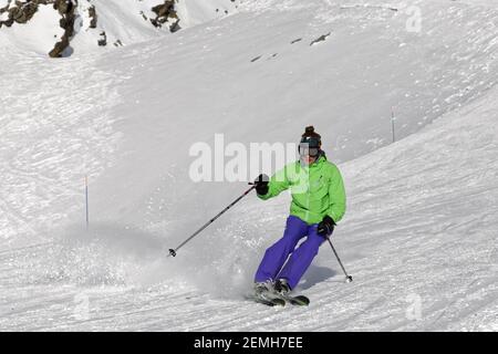 Val Thorens, Frankreich - 1. März 2018: Skifahrer im Skigebiet Val Thorens Stockfoto